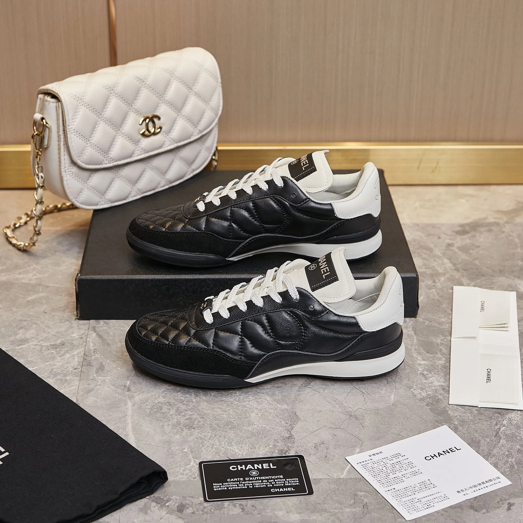 👟👟Ex-factory price 560👟👟 Chanel Chanel - 2024 counter top casual sports shoes This classic design; the upper is electro-embroidered with a variety of techniques; the outsole is fashionable and sporty; it is unusual to incorporate a variety of color matching elements... The diversified mix and match is very beautiful and versatile, casual, fashionable, sports and outdoor can be taken into account... ꫛꫀꪝ Go➫ Material: ❶Upper is made of: Original imported mixed-breed sheep ❷Inside made of: original imported breathable sheepskin ❸Outsole based on: original TPU outsole Full set of boutique packaging for women 35–41